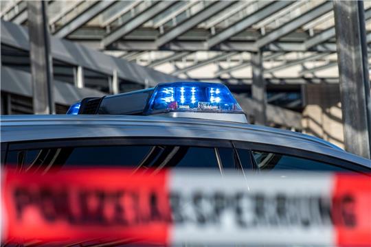 Ein Polizei-Blaulicht leuchtet über einem Absperrband mit der Aufschrift «Polizeiabsperrung».