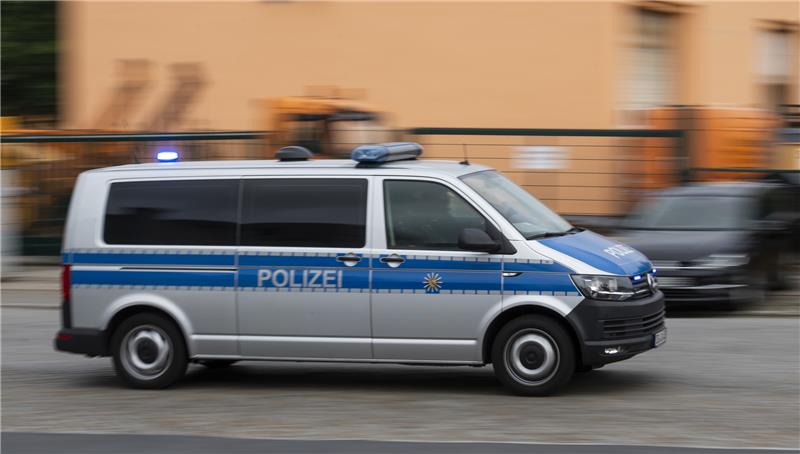 Ein Polizeiauto auf dem Weg zu einem Einsatz. Symbolfoto: picture alliance/dpa/Matthias Rietschel