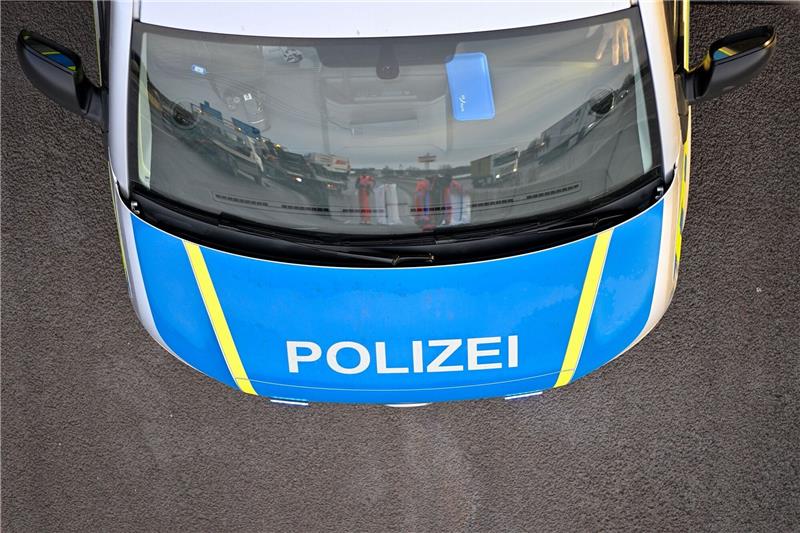22-Jähriger verunglückt mit gestohlenem Wagen auf Flucht Ein Polizeiauto bei einem Einsatz