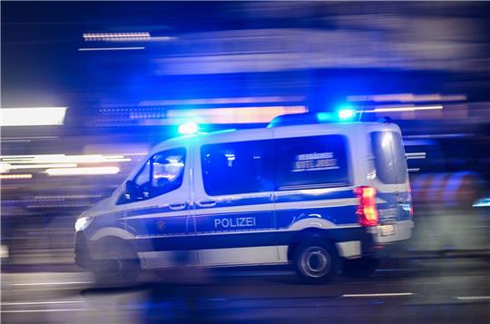 Ein Polizeiauto fährt mit Blaulicht. An der Unfallstelle waren auch einige zivile Polizeifahrzeuge, doch der Staatsschutz hat nicht ermittelt. Symbolfoto: Robert Michael/dpa