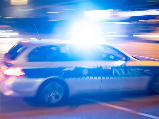 Ein Polizeiauto fährt mit Blaulicht über eine Straße. Foto: Lino Mirgeler/dpa/Symbolbild