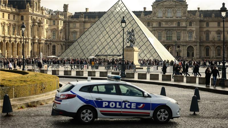Ein Polizeiauto parkt im Hof des Louvre. Eine Woche nach dem spektakulären Kunstraub im Pariser Louvre hat es zwei Festnahmen gegeben. 