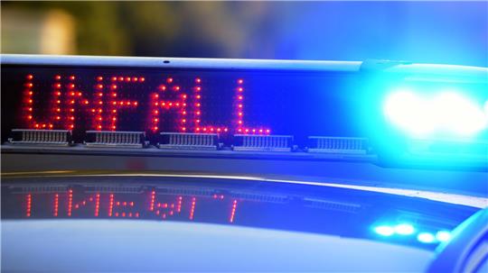 Ein Polizeiauto steht an einer Unfallstelle.