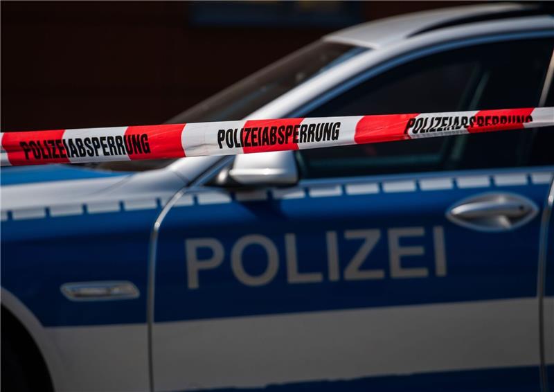 Flashmob auf Brockenplateau, Unfallflucht aufgeklärt Ein Polizeiauto steht hinter einem Absperrband der Polizei.