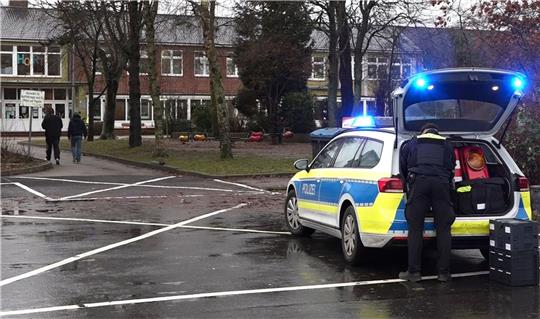 Ein Polizeiauto steht vor dem Gebäude einer  Grund- und Hauptschule in Lüdingworth. Dort hat ein Mädchen ein anderes mit einem Messer schwer verletzt.