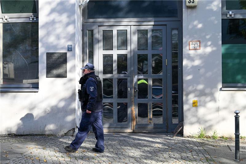 Entsetzen über Brandsätze vor Synagoge - Ausschreitungen Ein Polizeibeamter an der Berliner Synagoge, die Ziel eines Anschlags war.