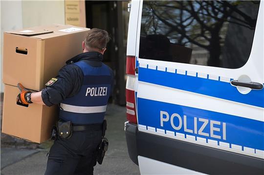 Ein Polizeibeamter entlädt am Landeskriminalamt Rheinland-Pfalz einen Transporter mit sichergestelltem Material aus einer Razzia in mehreren Bundesländern gegen die italienischen Mafia 'Ndrangheta.