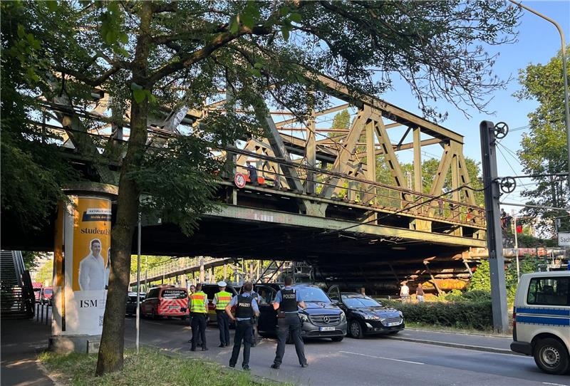 Großeinsatz in Frankfurt: ICE mit 450 Menschen evakuiert Ein Polizeieinsatz unweit des Frankfurter Hauptbahnhofs führte am Montag zu zahlreichen Zugausfällen sowohl im Nah- als auch im Fernverkehr.