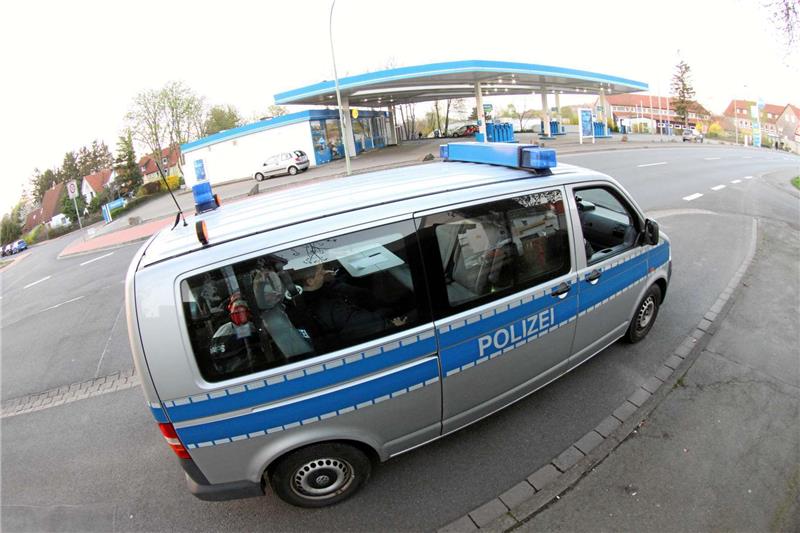 Massiver Polizei-Einsatz bei Lunikoff-Konzert Ein Polizeifahrzeug am frühen Sonntagabend in Bündheim gegenüber der Tankstelle, hinter der sich der Gewerbehof befindet. Rund 50 Beamte waren im Umfeld des Liedermacher-Konzerts in der Bäckerstraße im Einsatz. Foto: Schlegel