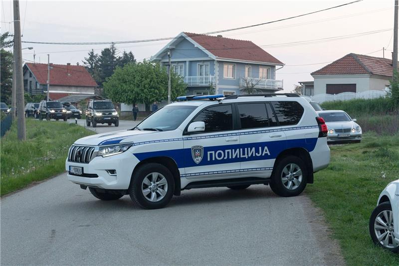 Wieder acht Tote nach Schüssen in Serbien Ein Polizeifahrzeug blockiert den Eingang zum Dorf Dubona, etwa 50 Kilometer südlich von Belgrad.
