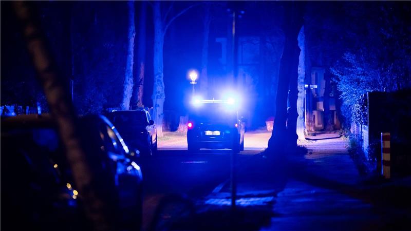 Ein Polizeifahrzeug fährt während eines Stromausfalls durch die Beskidenstraße im Berliner Ortsteil Nikolassee.