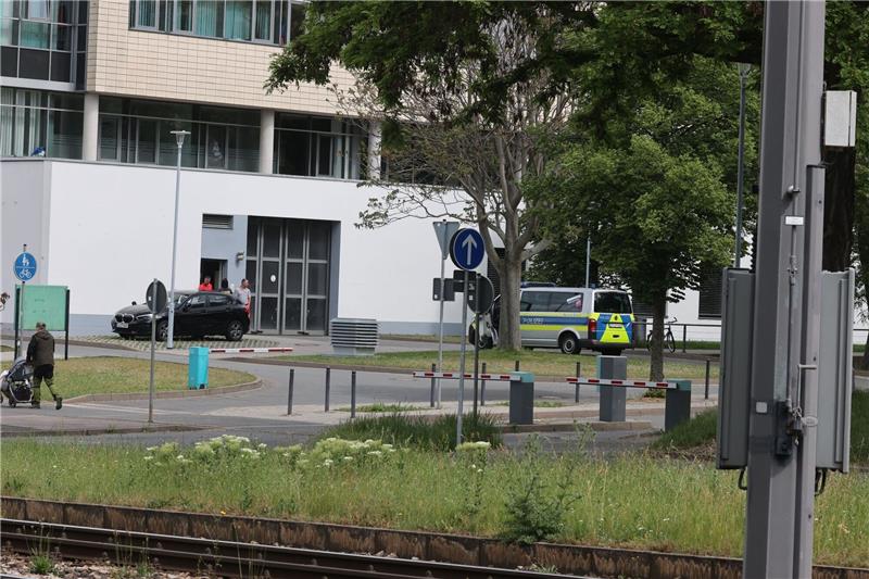 Halle-Attentäter verweigert ärztliche Behandlung in Klinik Ein Polizeifahrzeug steht vor dem Klinikum in Erfurt.