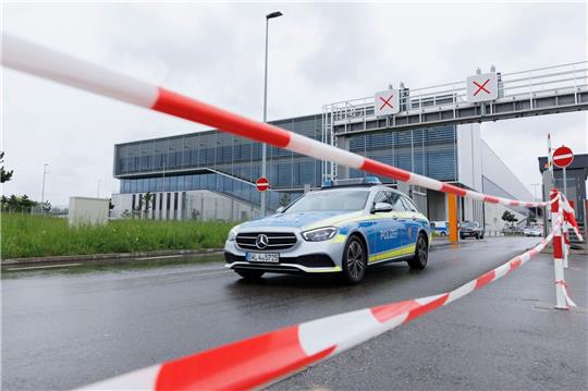 Ein Polizeifahrzeug verläss an Tor 5 das Werksgelände.