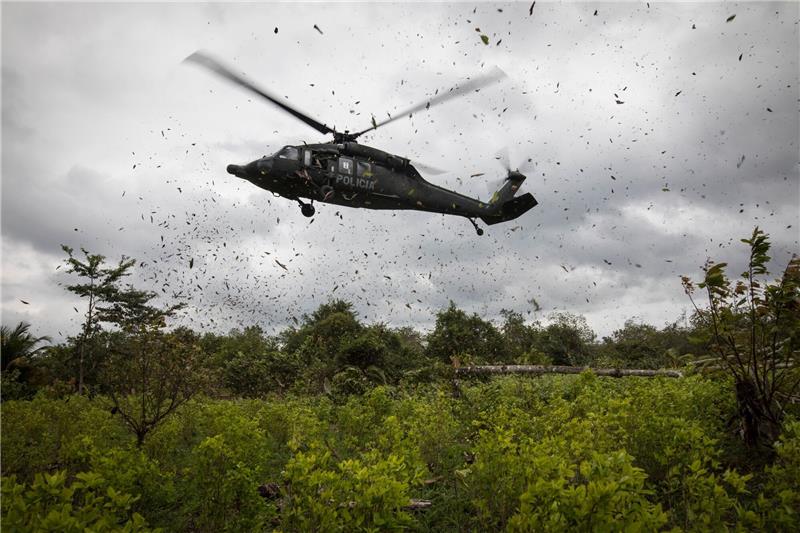 Kolumbiens Regierung suspendiert Waffenstillstand mit Clan Ein Polizeihubschrauber landet während einer Vernichtungsaktion auf einer Kokaplantage in Tumaco im Südwesten Kolumbiens.
