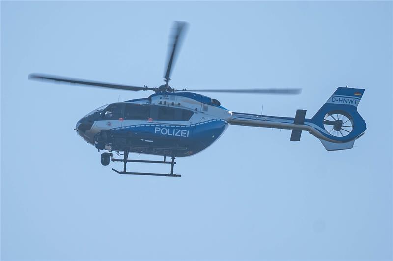 Frau auf Bahngleisen löst Hubschraubereinsatz aus Ein Polizeihubschrauber suchte nach der Unbekannten. Foto: picture alliance/dpa | Markus Klümper