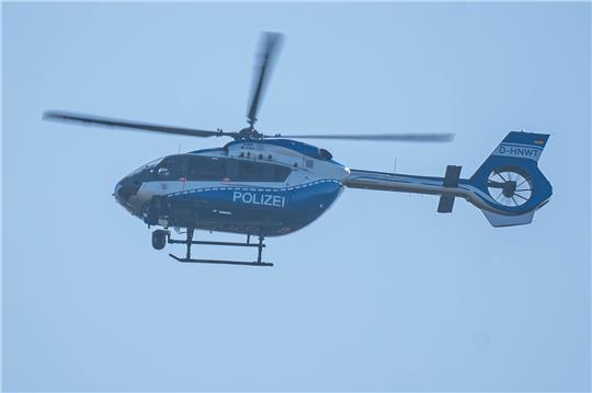 Ein Polizeihubschrauber suchte nach der Unbekannten. Foto: picture alliance/dpa | Markus Klümper