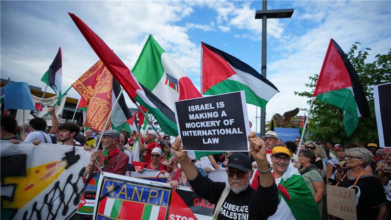 Ein Polizeisprecher vor Ort sprach in einer ersten Schätzung von rund 3000 Menschen.