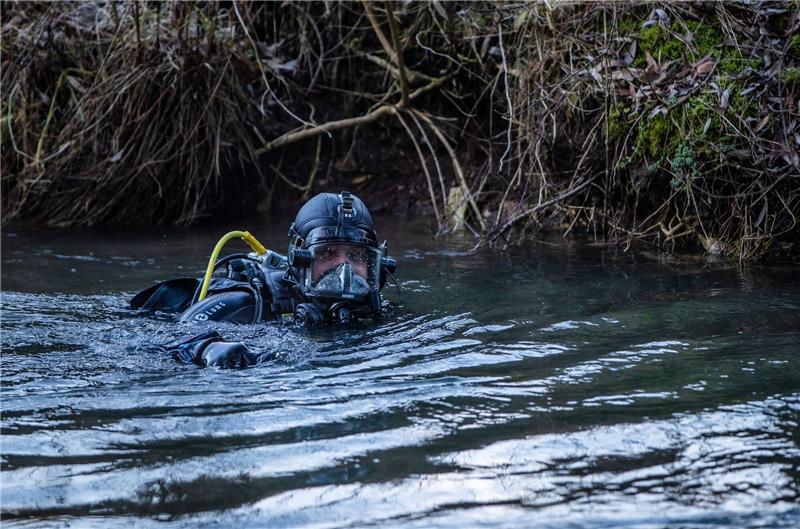 Taucher bergen vermisste Zweijährige tot aus Fluss Ein Polizeitaucher bei der Suchaktion in der Lauchert. Jetzt wurde eine Kinderleiche geborgen.