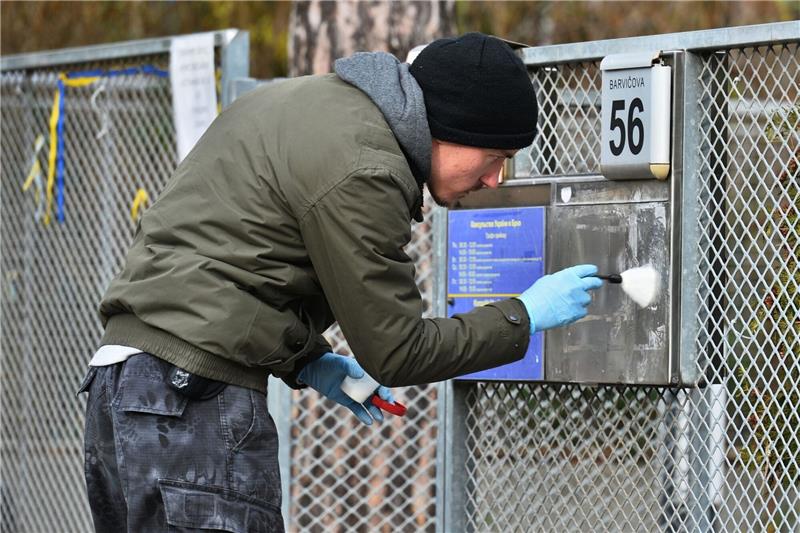 Ukrainische Konsulate erhalten Päckchen mit Tieraugen Ein Polizeitechniker nimmt Spuren von einem Briefkasten vor dem ukrainischen Konsulat in Brünn (Tschechien) auf.