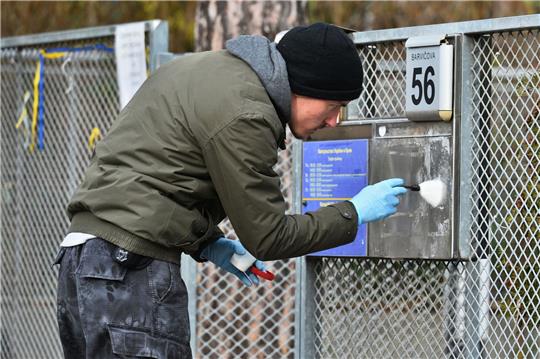 Ein Polizeitechniker nimmt Spuren von einem Briefkasten vor dem ukrainischen Konsulat in Brünn (Tschechien) auf.