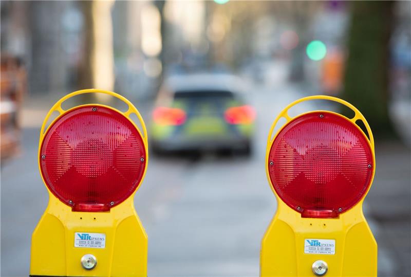 Mögliche Bombenentschärfung in Braunschweig Ein Polizeiwagen fährt durch ein wegen einer Bombenentschärfung gesperrtes Viertel.