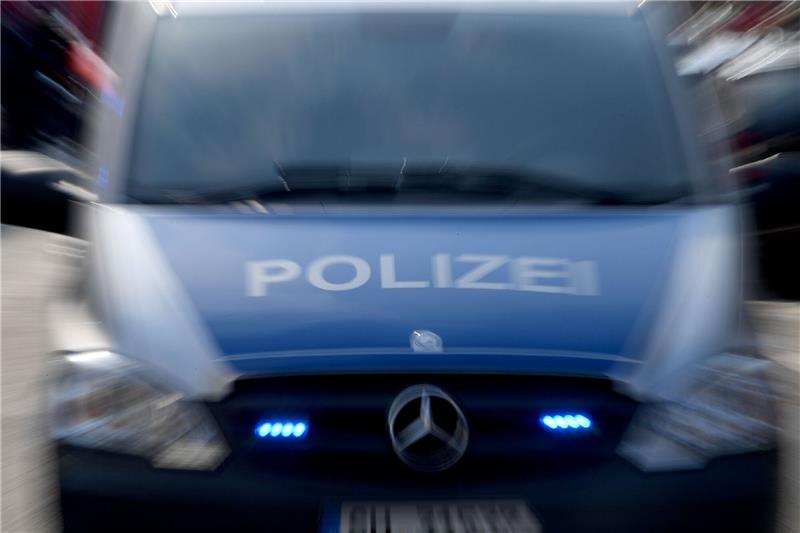 Immenrode: Jugendliche setzen Verkaufsschrank auf Dorfplatz in Brand Ein Polizeiwagen mit eingeschaltetem Blaulicht.