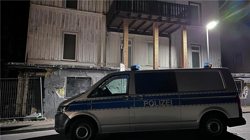 Erneut Großeinsatz in Bad Harzburg: Polizei nimmt zwei Männer fest Ein Polizeiwagen steht am Freitagabend vor dem Gebäude, in dem die Polizei am Tag zuvor eine Cannabis-Plantage entdeckte.