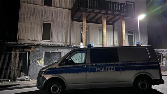 Ein Polizeiwagen steht am Freitagabend vor dem Gebäude, in dem die Polizei am Tag zuvor eine Cannabis-Plantage entdeckte.