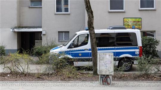 Ein Polizeiwagen steht vor der Wohnung der ehemaligen RAF-Terroristin Daniela Klette (Archivbild).