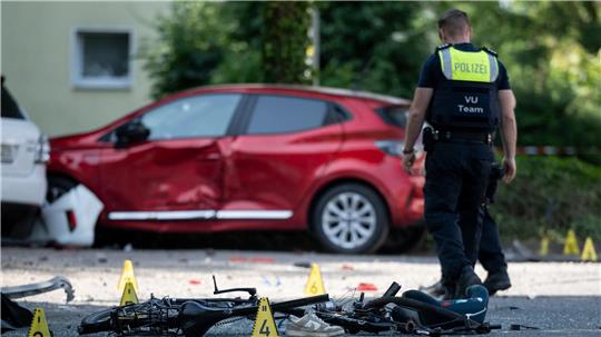 Ein Polizist an der Unfallstelle in Dinslaken