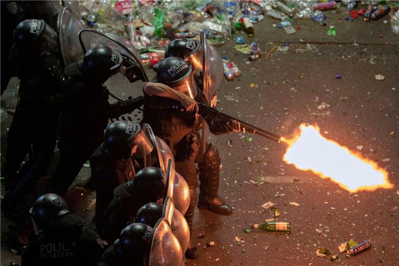 Zusammenstöße in Buenos Aires nach abgebrochener WM-Parade Ein Polizist der argentinischen Bereitschaftspolizei feuert eine Schrotflinte, nachdem eine Parade zur Feier der Weltmeister in Buenos Aires abrupt abgebrochen wurde.
