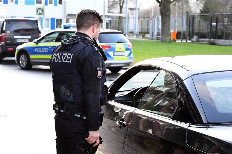 Ein Polizist führt eine Verkehrskontrolle durch. Foto: picture alliance/dpa | Carsten Rehder