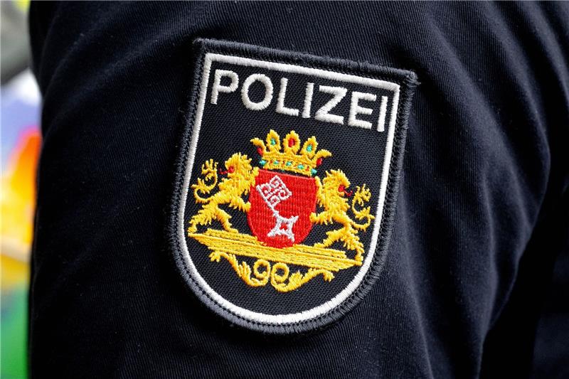Mehr Straftaten gegen Politiker in Bremen erfasst Ein Polizist im Einsatz.