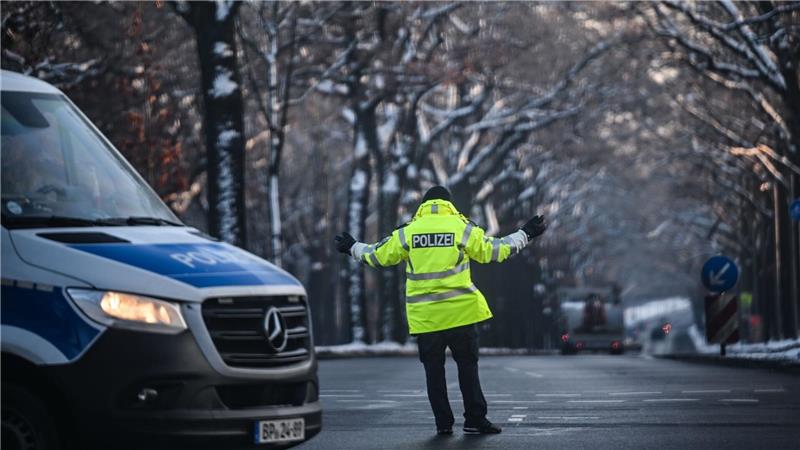 Ein Polizist regelt den Verkehr an einer Kreuzung, an der die Ampel ausgefallen ist.
