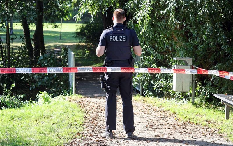 Tod von Kind: Nach Festnahme folgt die Suche nach dem Warum Ein Polizist sichert den abgesperrten Fundort am See Pragsdorf ab.