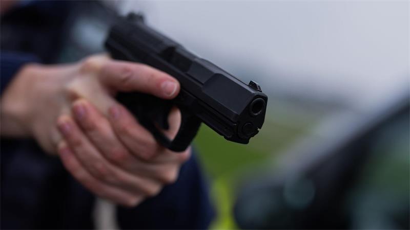 Ein Polizist soll mehrfach auf einen Mann mit Messer geschossen haben. (Symbolbild)