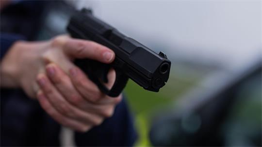 Ein Polizist soll mehrfach auf einen Mann mit Messer geschossen haben. (Symbolbild)