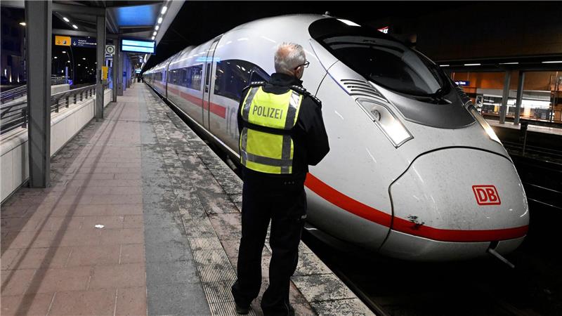 Ein Polizist steht auf einem Bahnsteig im Bahnhof Siegburg.