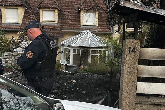 Ein Polizist steht vor dem Haus des Bürgermeisters Vincent Jeanbrun. Randalierer hatten das Haus in der Nacht mit einem Auto gerammt und Feuer gelegt.