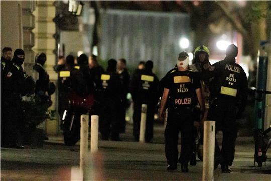 Ein Polizist trägt einen Kopfverband, das  Geschäft an der Berliner Keithstraße gestürmt wurde.