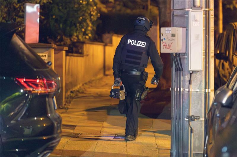 Faeser verbietet rechtsextremistische „Artgemeinschaft” Ein Polizist trägt während der Razzia einen hydraulischen Türöffner.
