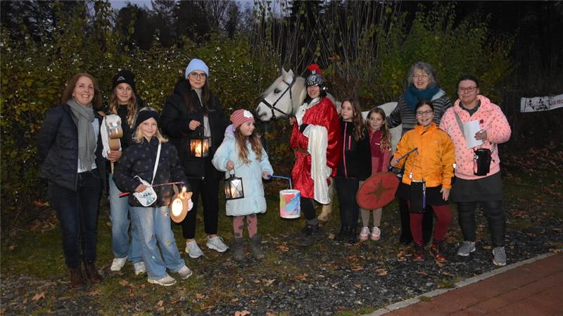 Ein Pony begleitet die Mädchen und Jungen bei ihrem Gang mit der Laterne durch Braunlage.