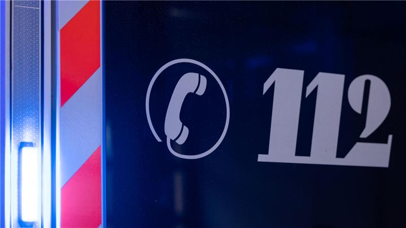 Ein Pony wird in Hude von der Feuerwehr aus einem Graben gerettet, das Tier ist unterkühlt und geschwächt. (Symbolbild)