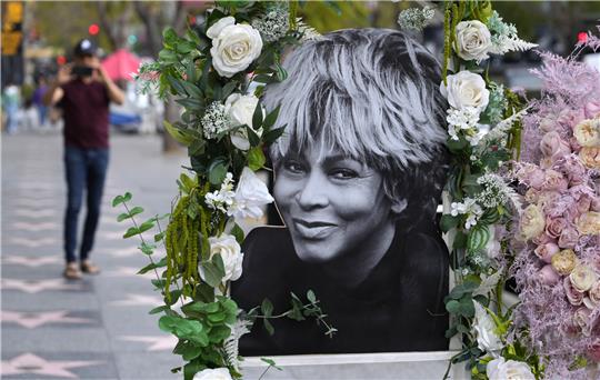 Ein Porträt der verstorbenen Sängerin Tina Turner steht auf ihrem Stern auf dem Hollywood Walk of Fame in Los Angeles. Turner starb am Dienstag im Alter von 83 Jahren nach langer Krankheit. Foto: picture alliance/dpa/AP | Chris Pizzello