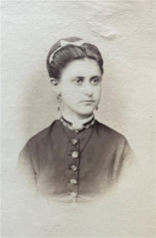 Ein Porträt von Henriette Stern als junge Frau um 1870 herum. Foto: Privat