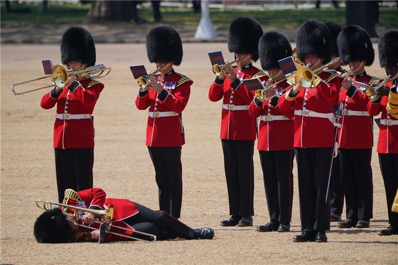 „Trooping the Colour”-Probe: Soldaten in Ohnmacht gefallen Ein Posaunist der Militärkapelle fällt während der Generalprobe für die Geburtstagsparade für König Charles III. in Ohnmacht.