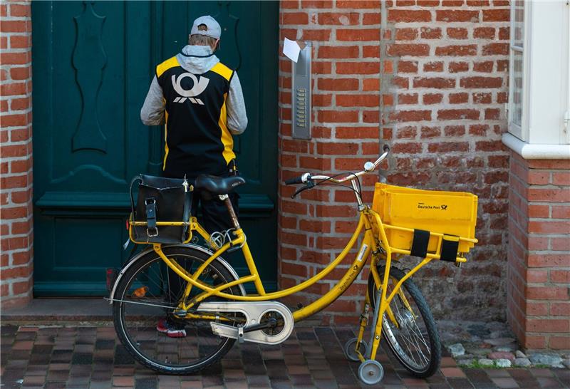 Auftakt der Post-Tarifgespräche Ein Postbote verteilt Briefe in Lüneburg. Postboten und Paketzusteller der Deutschen Post sollen nach Ansicht der Gewerkschaft Verdi 15 Prozent mehr Geld bekommen.