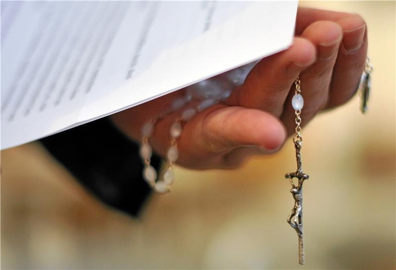 Ein Pater aus dem Nordharz äußert sich zum Missbrauch in der katholischen Kirche Ein Priester hält einen Rosenkranz und eine bischöfliche Erklärung zu den Missbrauchsfällen durch Jesuiten-Pater in der Hand. Ein aktuelles Gutachten hat sexuelle Übergriffe im Erzbistum München untersucht. Foto: dpa