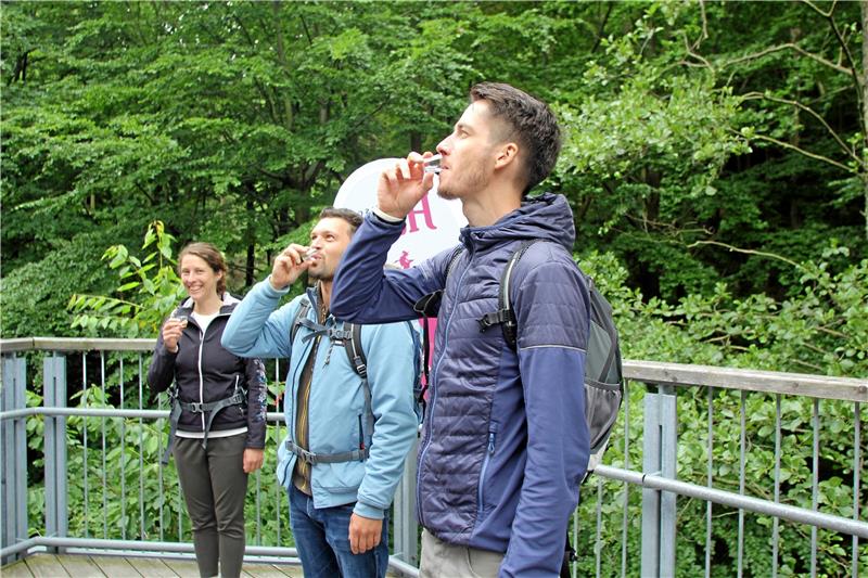 In Harzburger Höhen präsentiert sich "Typisch Harz" Ein Probierschluck aus der Angebotspalette der Fallstein Manufaktur.