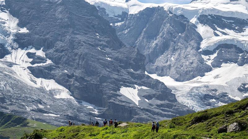 „Ein Problem ist vor allem, dass die Hitzewellen so lange angehalten haben“, sagt Severin Karrer, Fachleiter für Ausbildung, Bergsport und Sicherheit im Sommer beim Schweizer Alpen-Club (SAC).